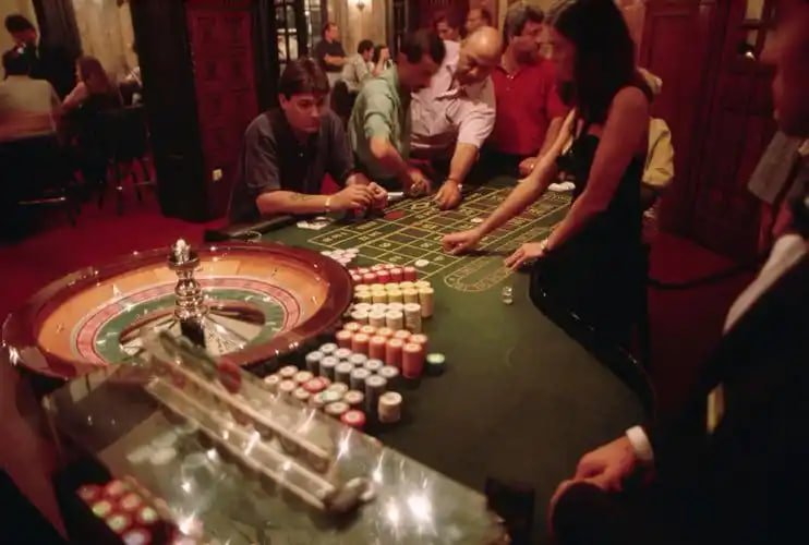 baritoto mobile app home screen showing live-dealer studio options and sports betting markets